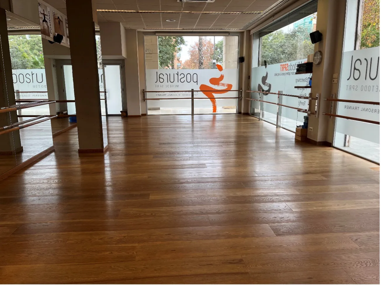 Estancia vacía con grandes ventanales