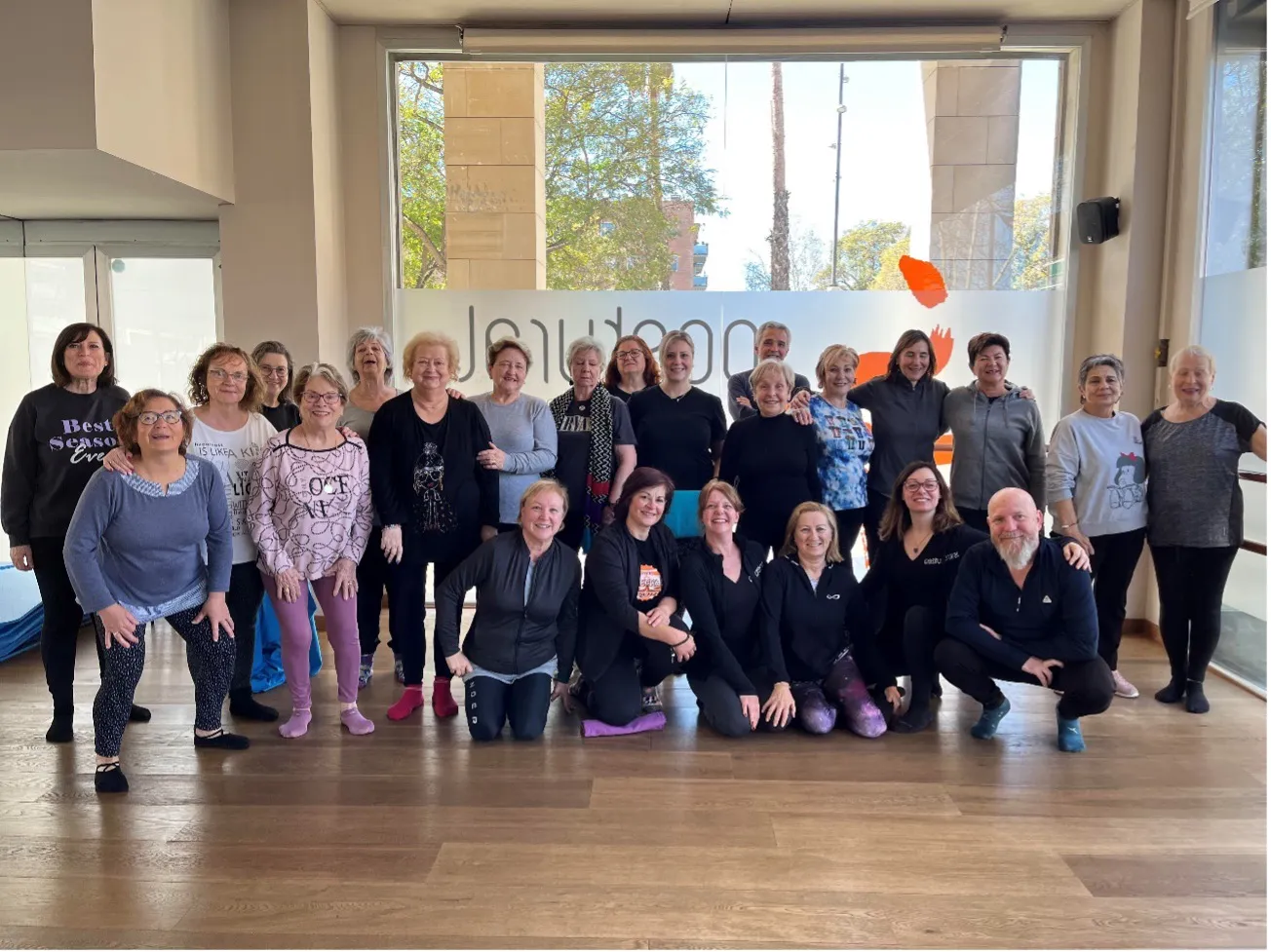 Grupo de más de 20 personas en el centro de Postural