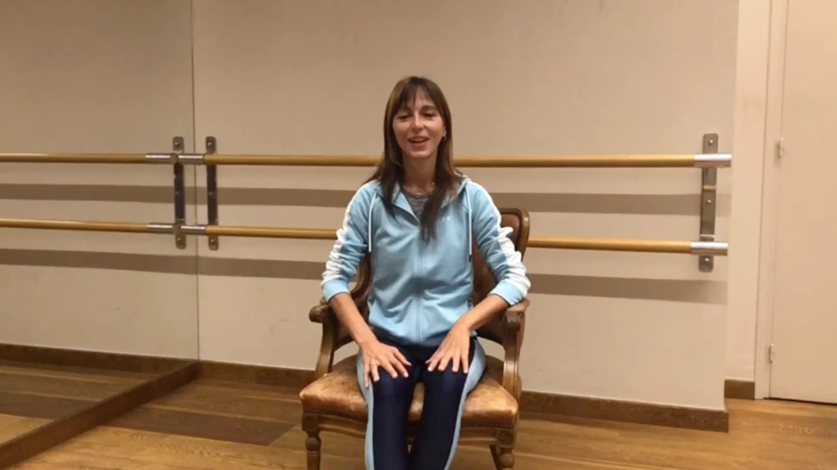 Sandra asistió a nuestro centro con fuertes dolores lumbares. Había probado diferentes opciones sin resultado. Para paliar su
dolor constante tomaba fuertes calmantes y antiinflamatorios que le
provocaron serios problemas estomacales. Al iniciar las sesiones de
Postural, poco a poco, comenzó a notar mejoría y dejó de tomar
antiinflamatorios de forma progresiva. En la actualidad, ha podido
prescindir totalmente de su uso y asiste de forma recurrente dos
días por semana a las clases del método.